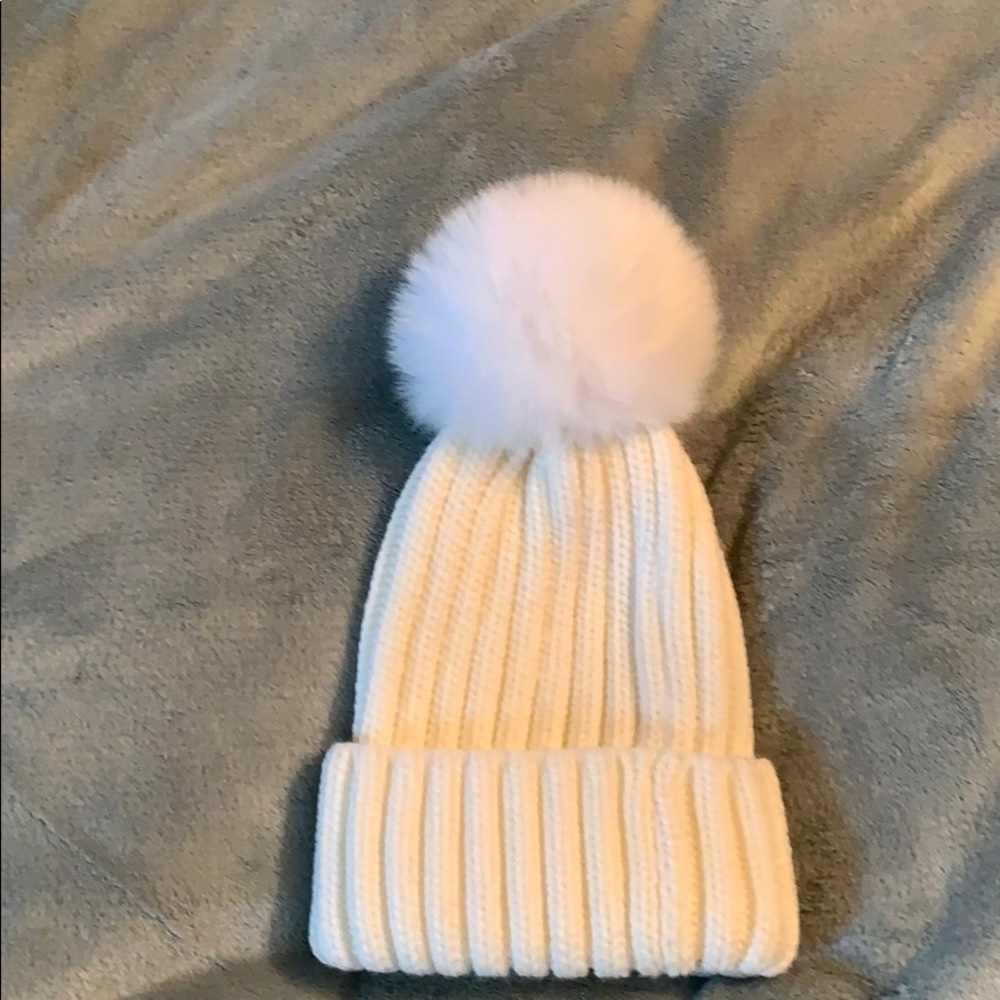 ❄️Knit pompom Hat - Never worn❄️
